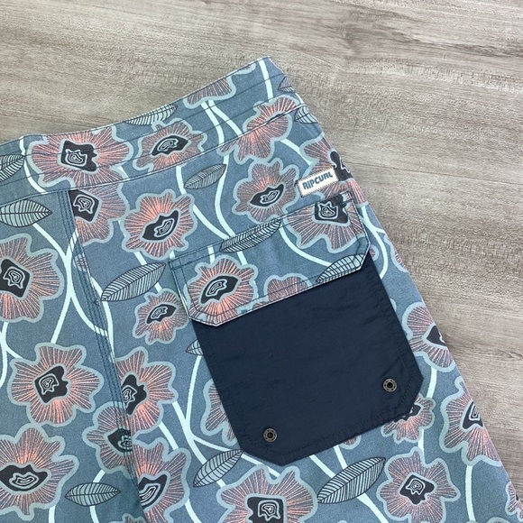 RIP CURL- SUN DRENCHED RAYS BOARD SHORTS - Picture 10 of 12